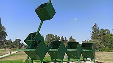Green_Sculpture_on_Green_Grass_by_Buky_Schwartz.jpg